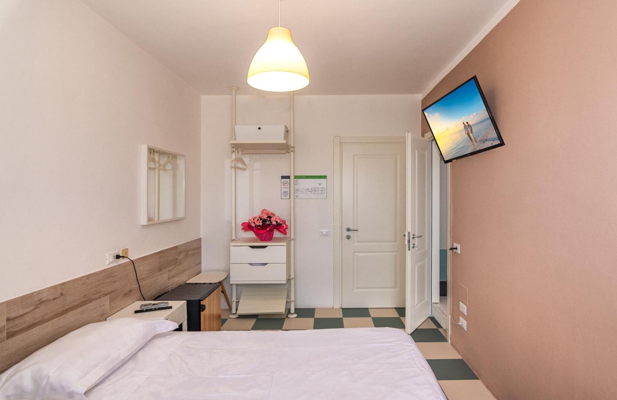 Hotel Happy Марина ди Пиетрасанта Екстериор снимка