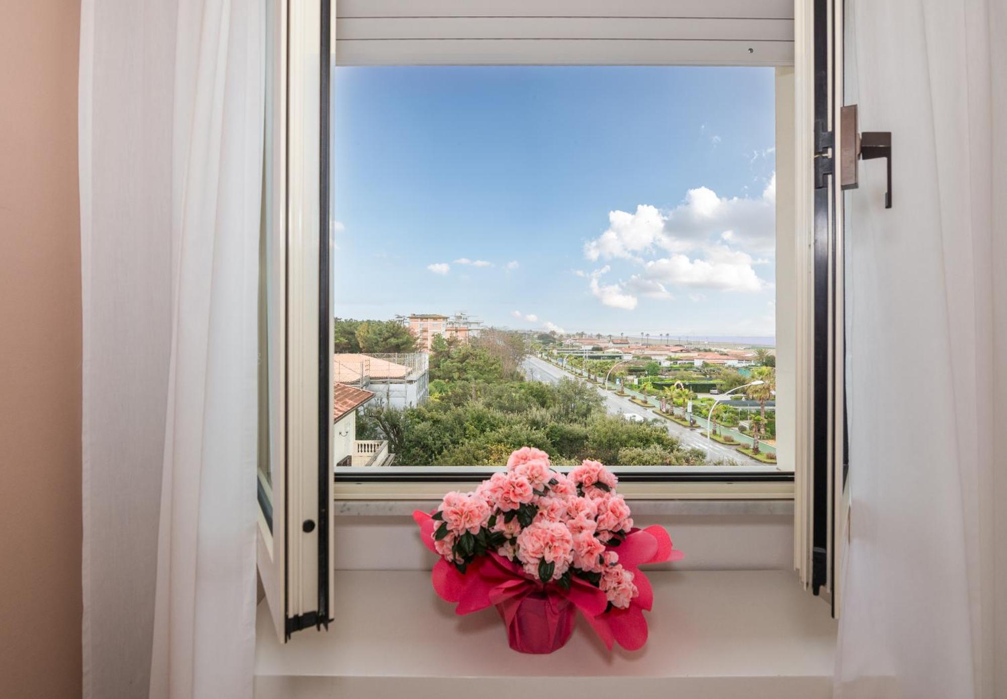 Hotel Happy Марина ди Пиетрасанта Екстериор снимка