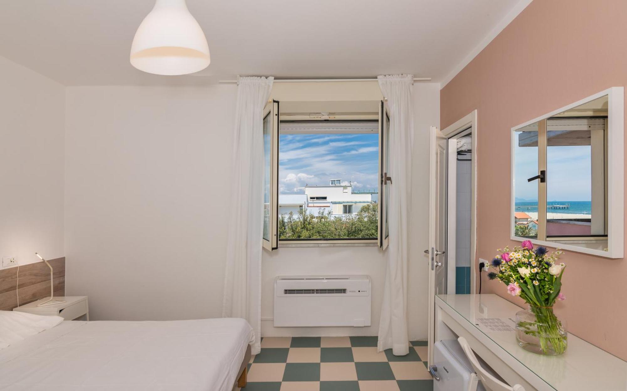 Hotel Happy Марина ди Пиетрасанта Екстериор снимка
