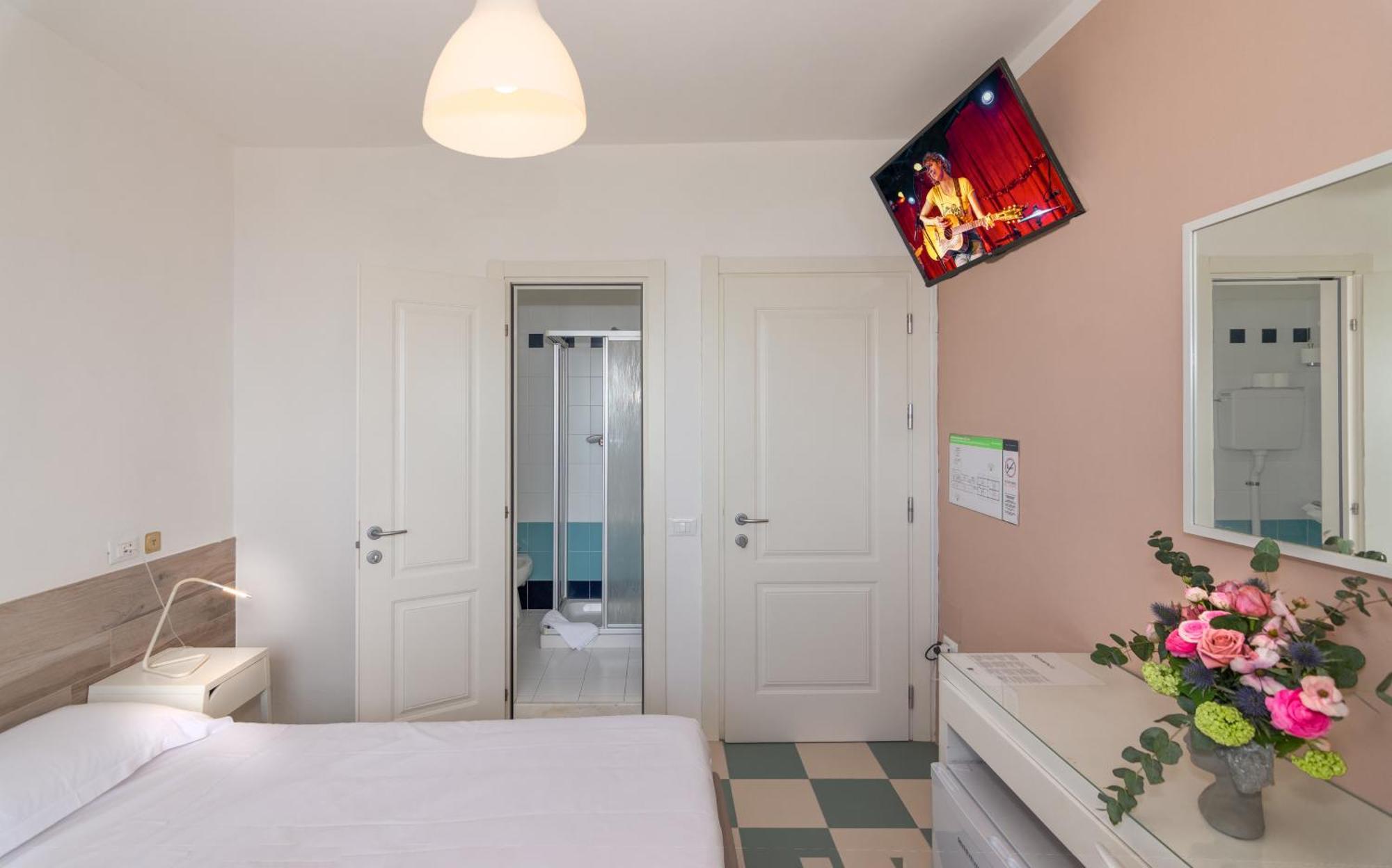 Hotel Happy Марина ди Пиетрасанта Екстериор снимка