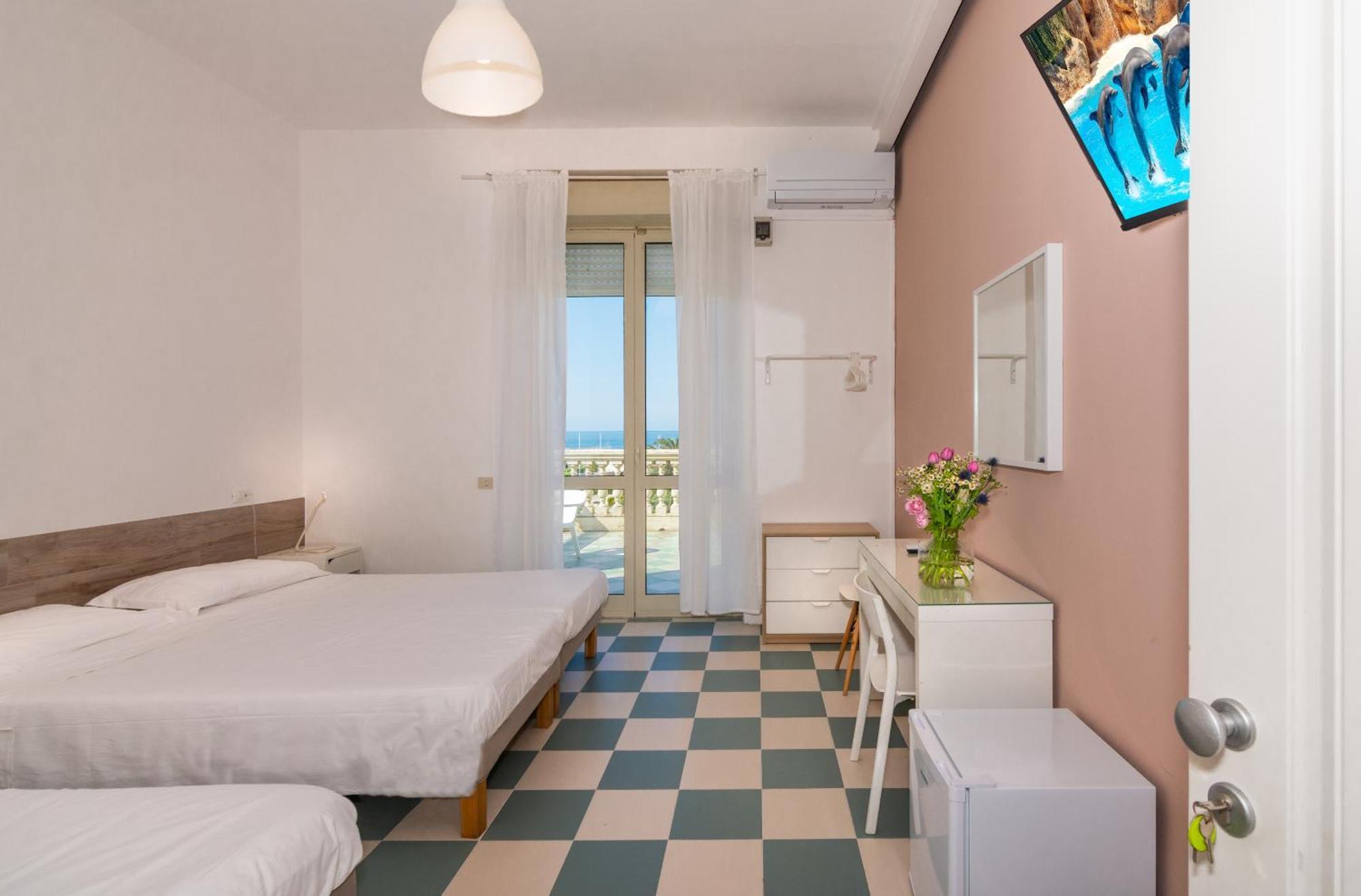 Hotel Happy Марина ди Пиетрасанта Екстериор снимка