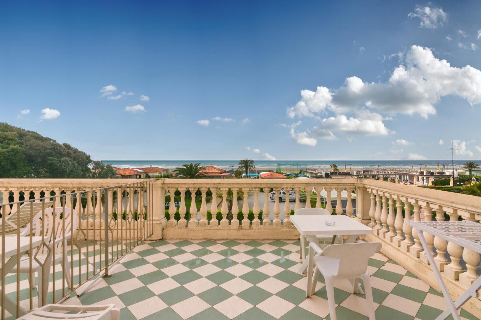 Hotel Happy Марина ди Пиетрасанта Екстериор снимка